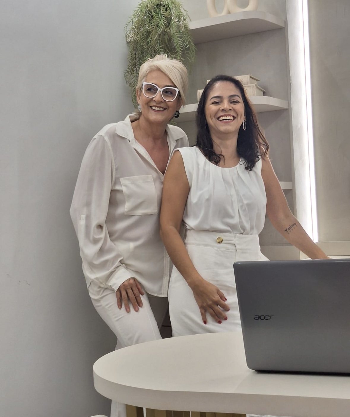 Cinthia Barbosa e Elaine Castilho sorrindo no escritório do Instituto